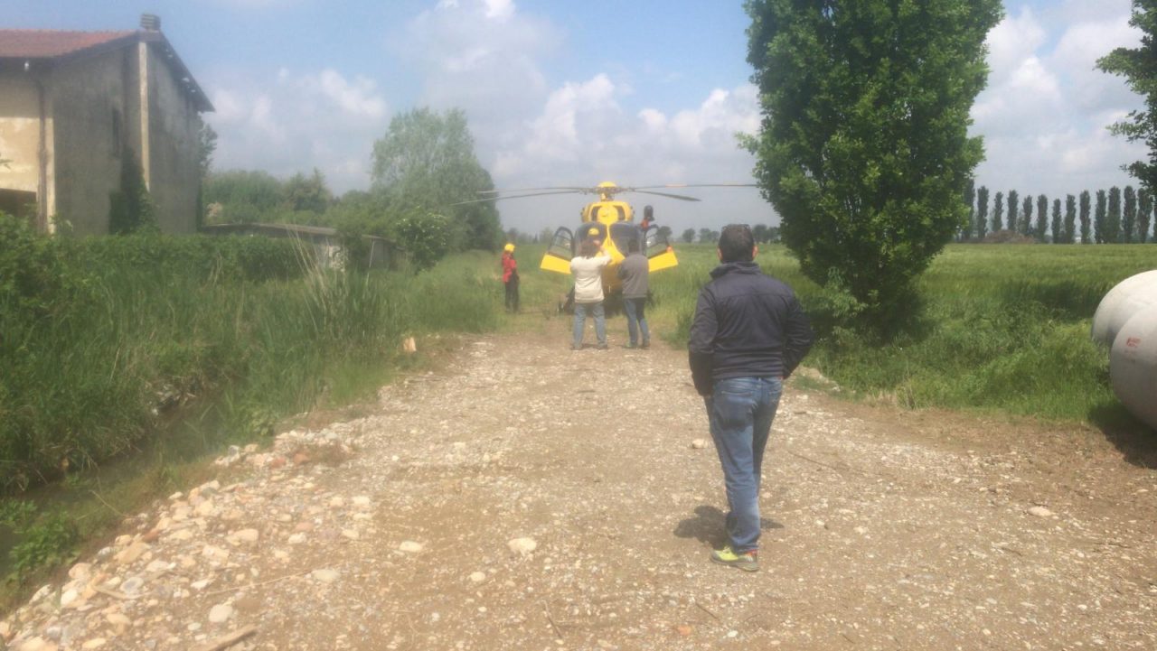 Cade dal tetto, grave 30enne di Romano – FOTO