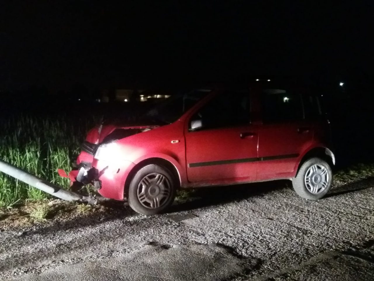 Auto fuori strada finisce contro un palo della luce