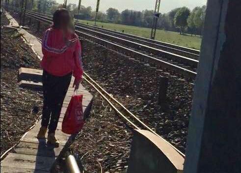 A piedi sui binari, paura tra Romano e Bariano