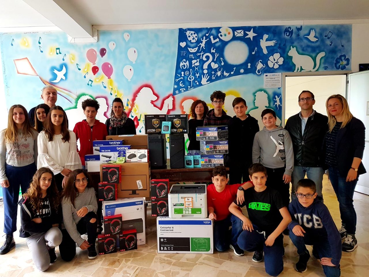 Oggetti scolastici e Tv: ecco le donazioni del Planet Volley