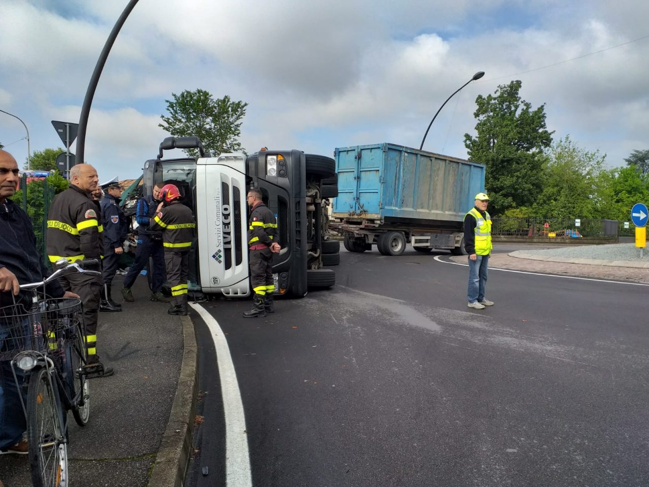 Camion dei rifiuti si ribalta in rotonda, traffico paralizzato a Calcio FOTO