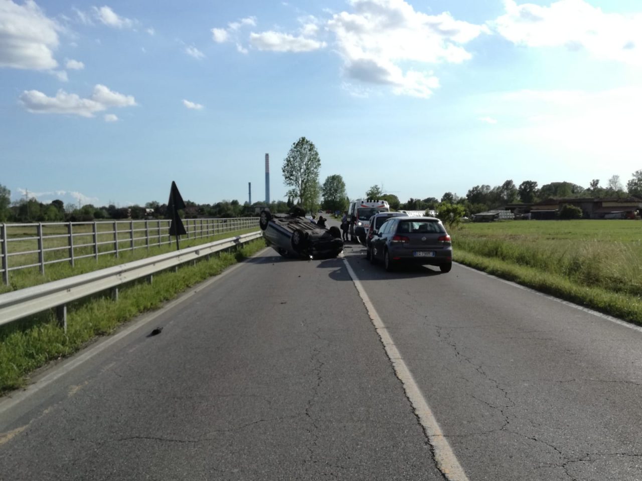 Incidente sulla Sp11, auto ribaltata