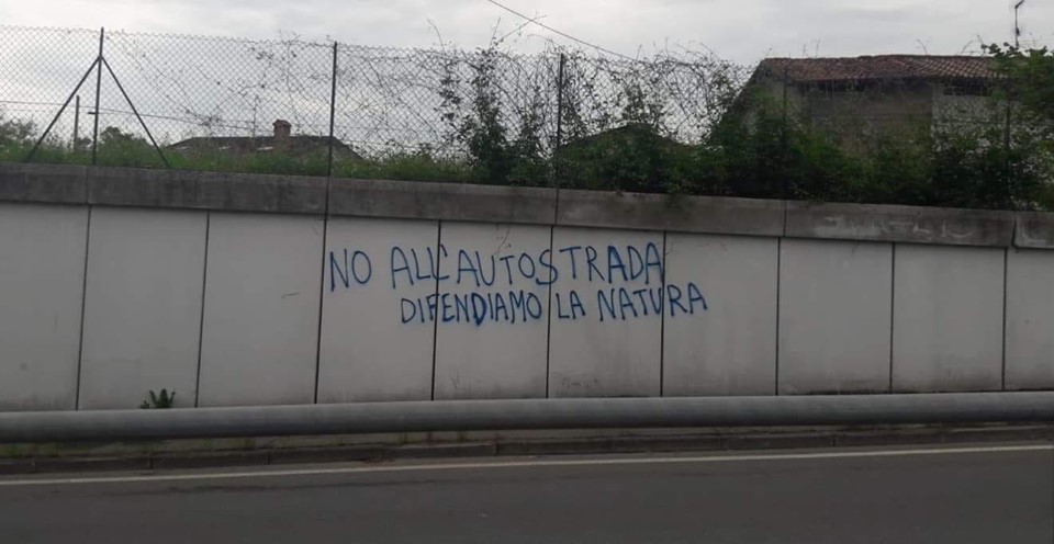 Scritta sul muro, Imeri attacca “No autostrada” risponde