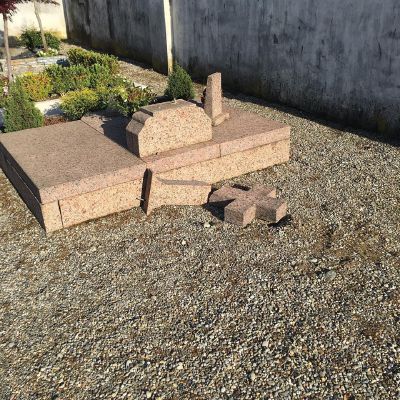 Ancora una croce spezzata al cimitero di Gradella