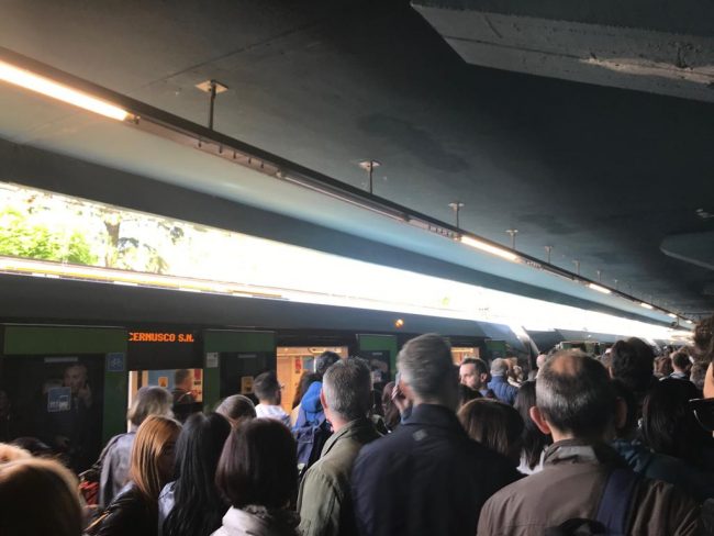 Guasto alla metro verde, pendolari in strada e Padana bloccata