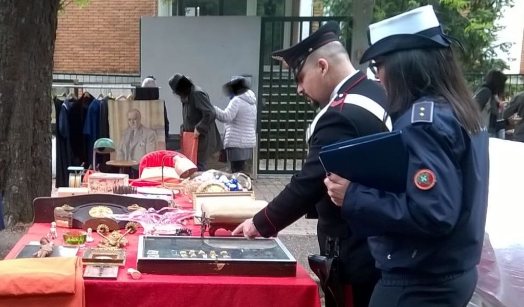 Controlli presso antiquari: sequestrati alcuni oggetti per verificarne la provenienza