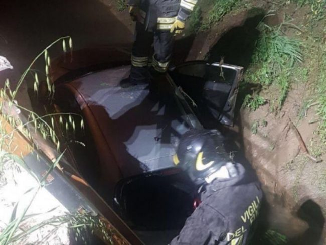 Auto vola fuori strada all’entrata della TEEM – FOTO