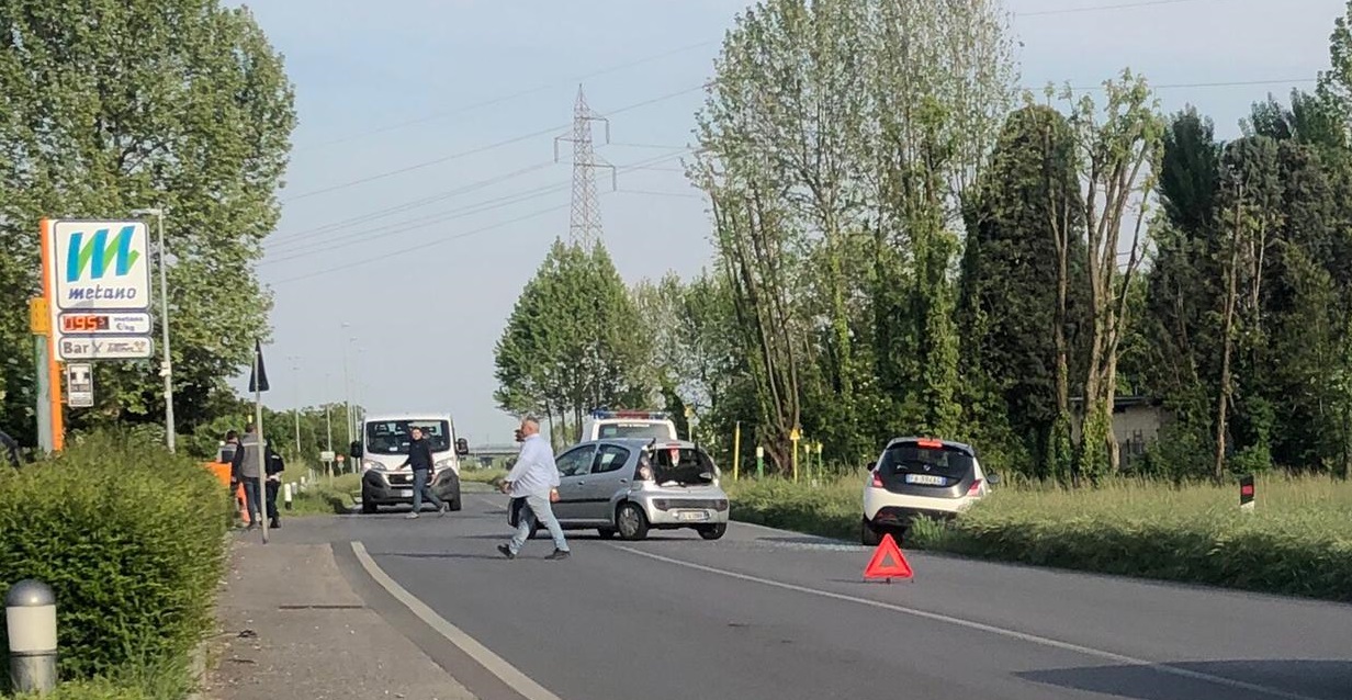 Schianto in via Calvenzano, due ragazze ferite