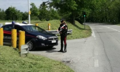 Senza patente causa incidente e fugge, denunciato 19enne