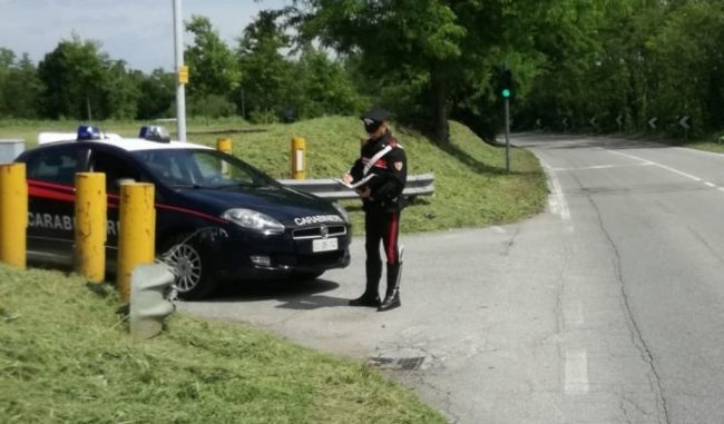 Senza patente causa incidente e fugge, denunciato 19enne