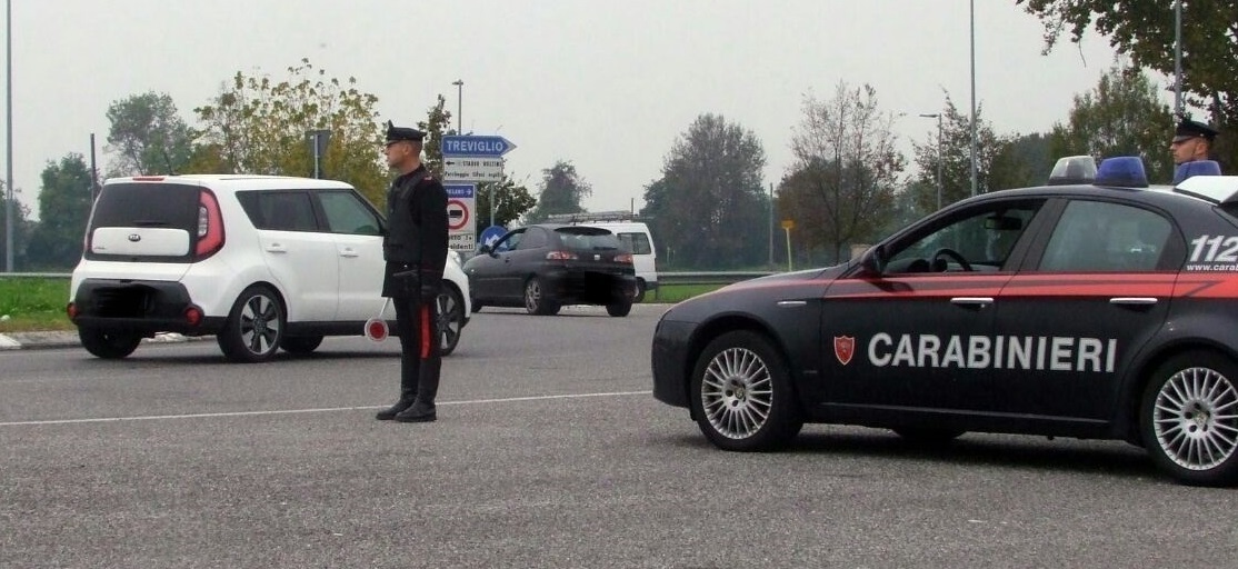 Minaccia la ex con una mazza da baseball, denunciato