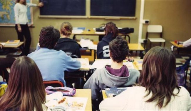 Da maggio stop ai tamponi sugli studenti: faranno il test salivare molecolare
