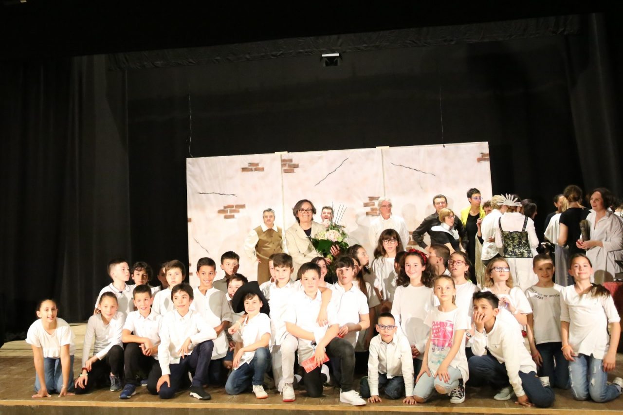 Spettacolo a sorpresa per ringraziare la maestra