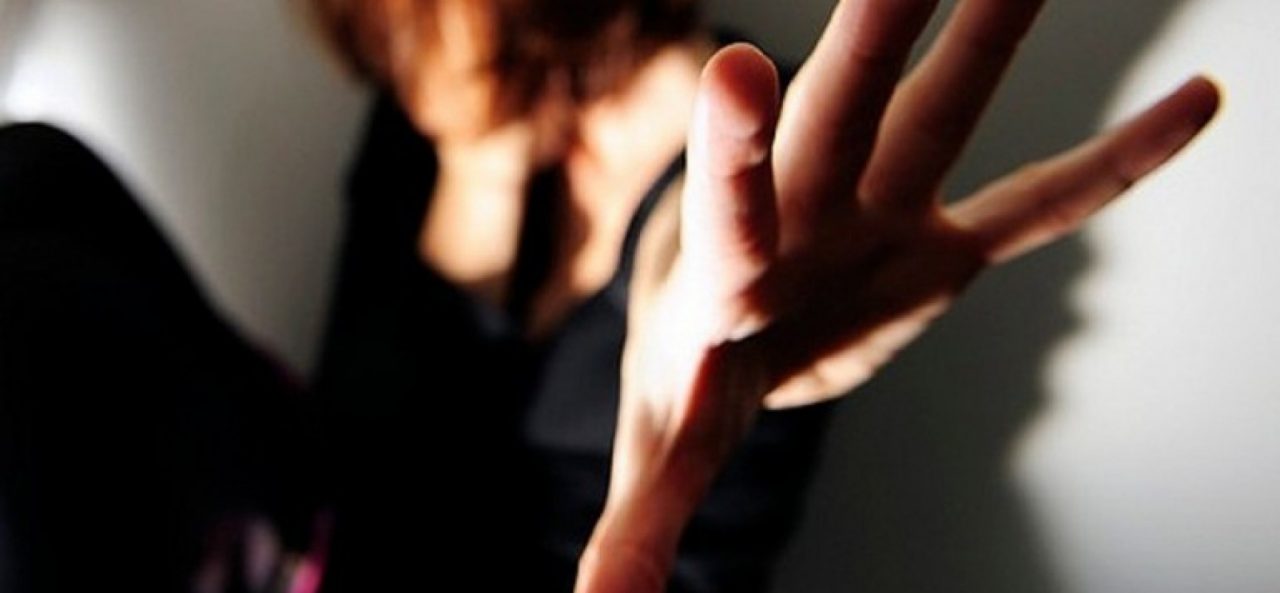 Tenta di uccidere la ex compagna davanti ai carabinieri: scongiurato femminicidio