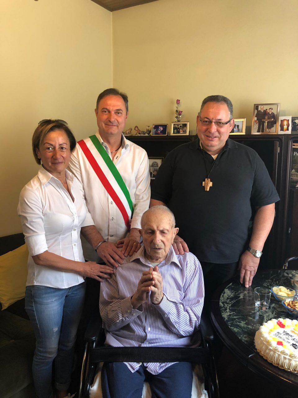 Auguri nonno Giuseppe, spegne 102 candeline