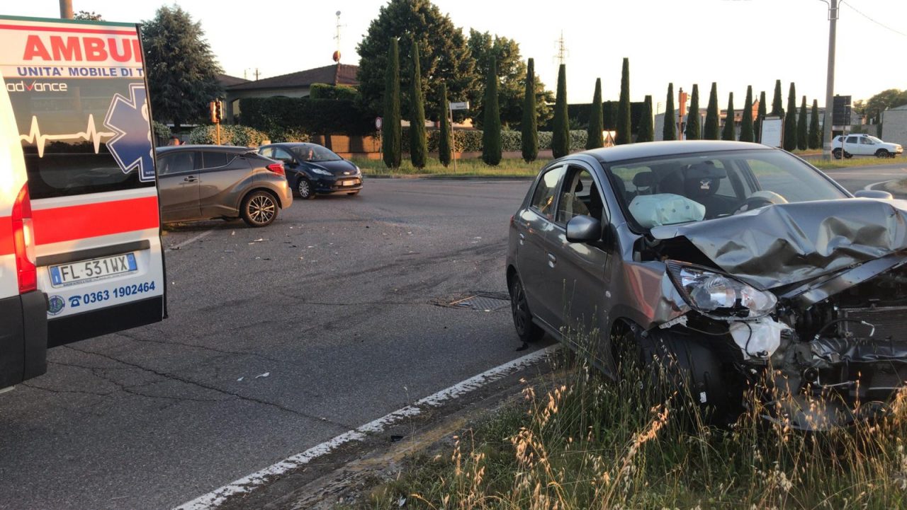 Schianto al semaforo a Vidalengo, feriti due giovani