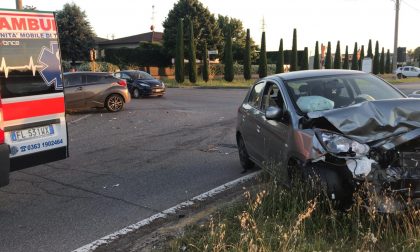 Schianto al semaforo a Vidalengo, feriti due giovani