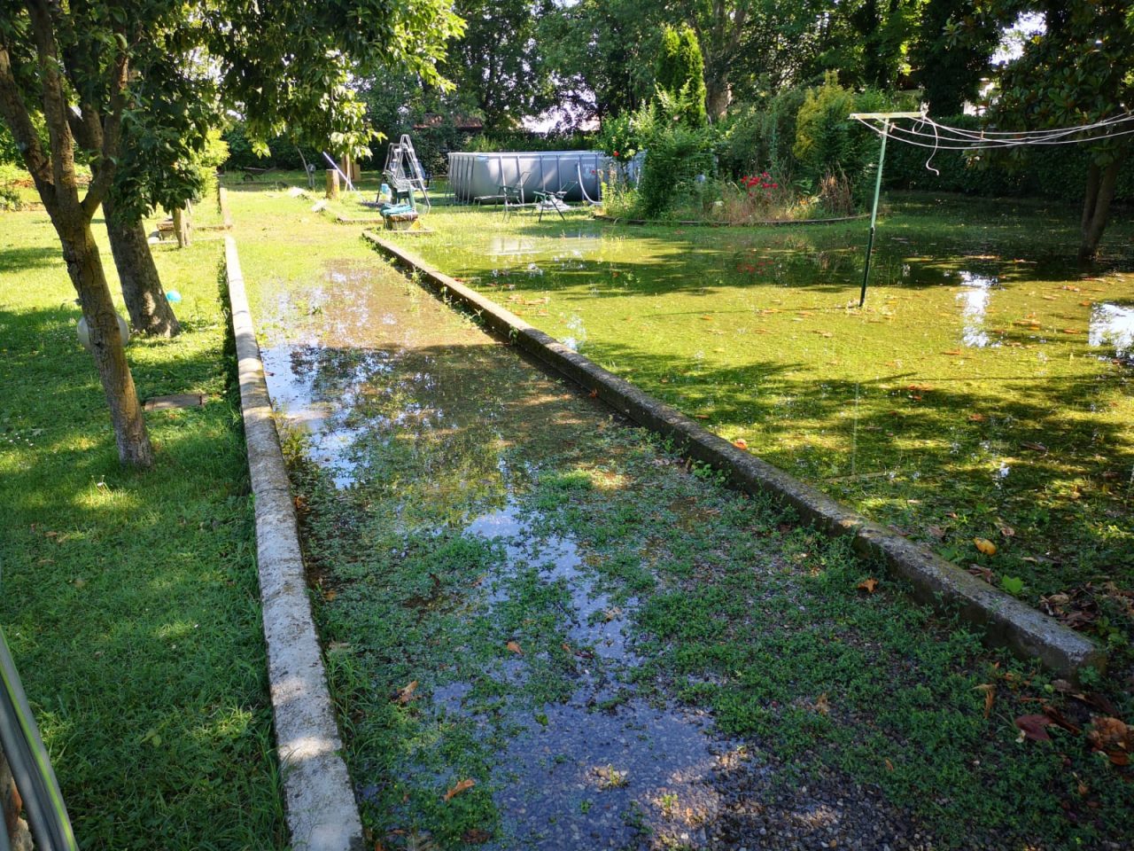 La roggia allaga il giardino, di nuovo “Presi in giro dalle istituzioni”