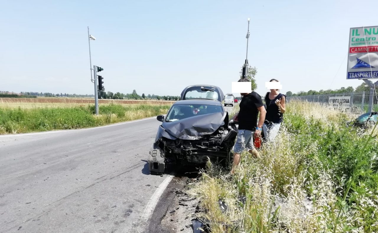 Black out a Brignano, il semaforo si spegne e due auto si schiantano all’incrocio “maledetto”