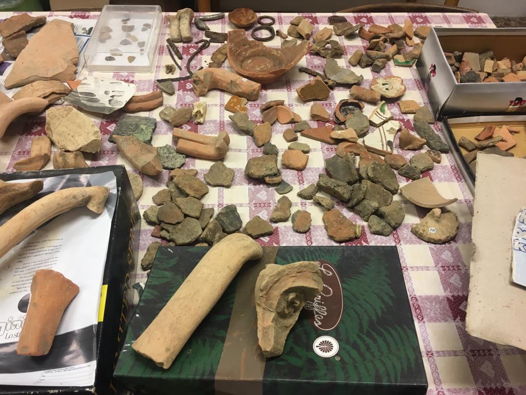 Fornovo, reperti romani ritrovati in alcuni scatoloni