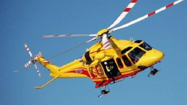 Bimba di due anni cade dal balcone, codice rosso