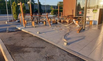 In auto al Mcdonald’s, distrugge i tavoli esterni e poi scappa