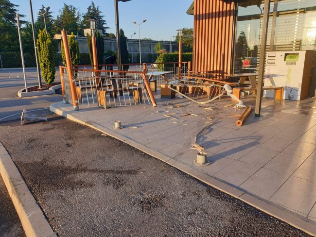In auto al Mcdonald’s, distrugge i tavoli esterni e poi scappa