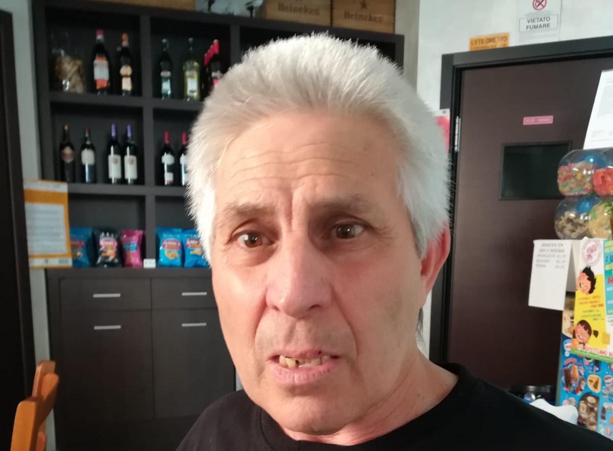 Barista aggredito e picchiato da un rapinatore al supermercato