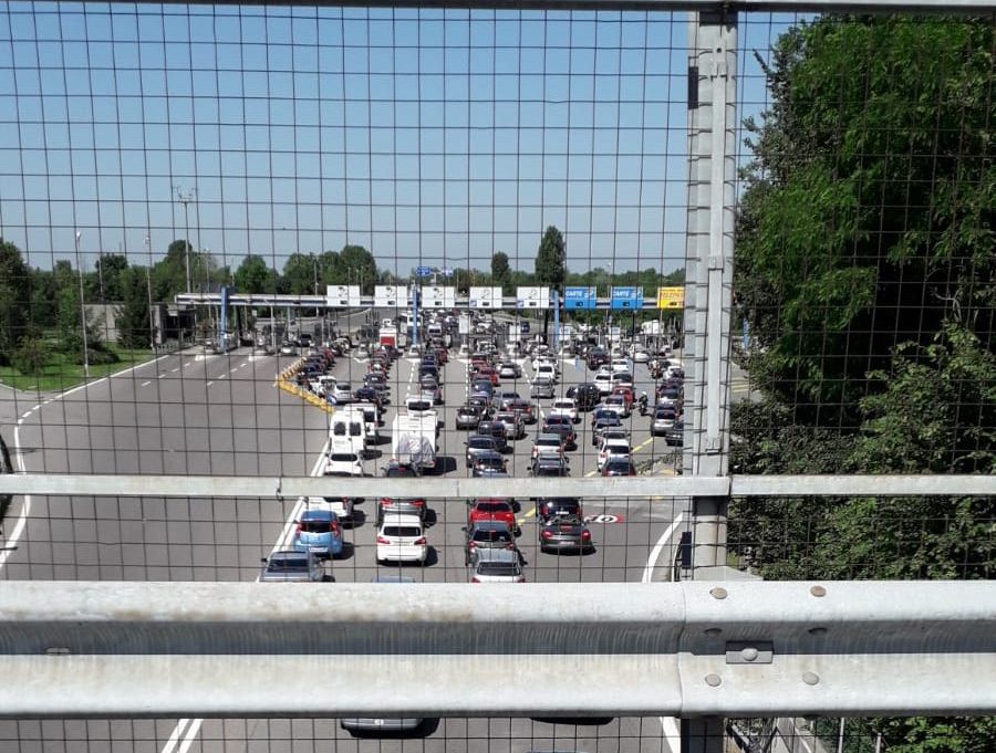 Autostrada chiusa e lunghe code al casello di Seriate