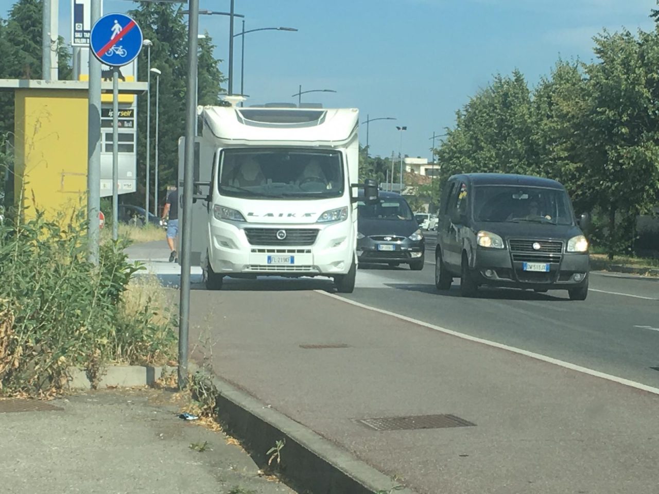 Camper a fuoco sulla circonvallazione esterna traffico in tilt