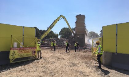 Zingonia, i topi "fermano" le ruspe. Ma ora anche l'ultima torre è giù VIDEO