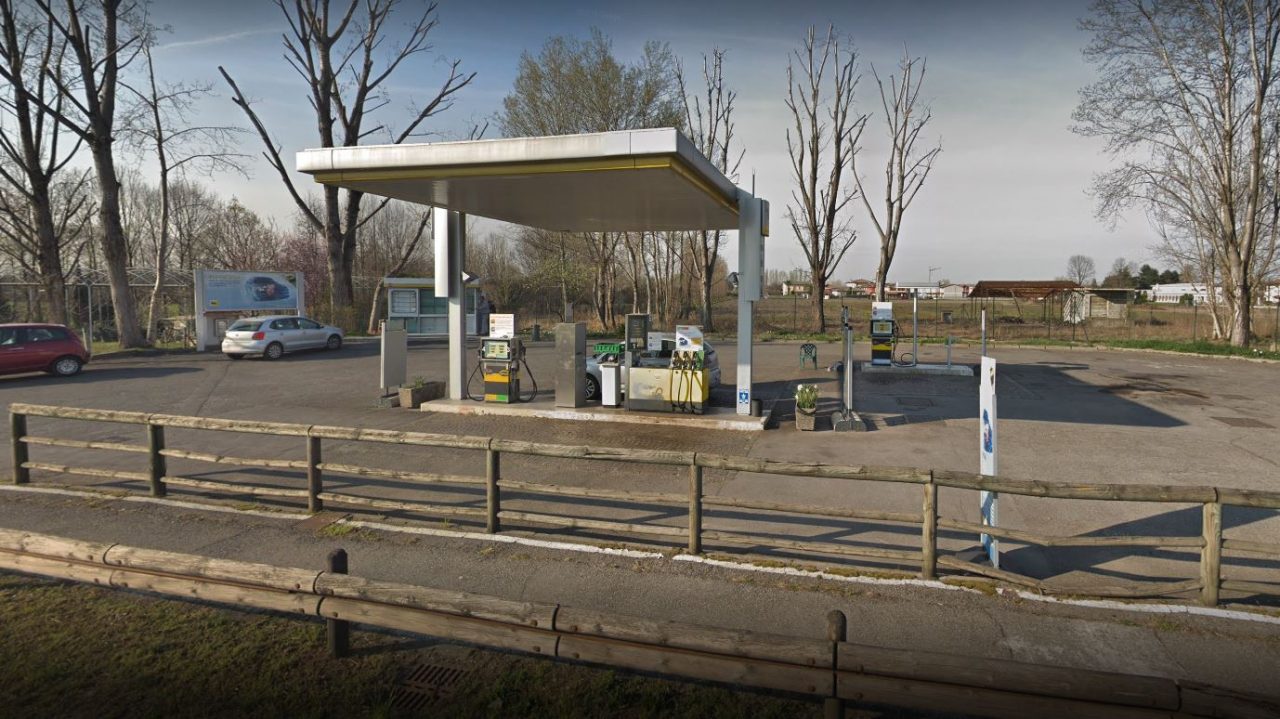 Tentano rapina al benzinaio: lui scappa in strada e dà l’allarme
