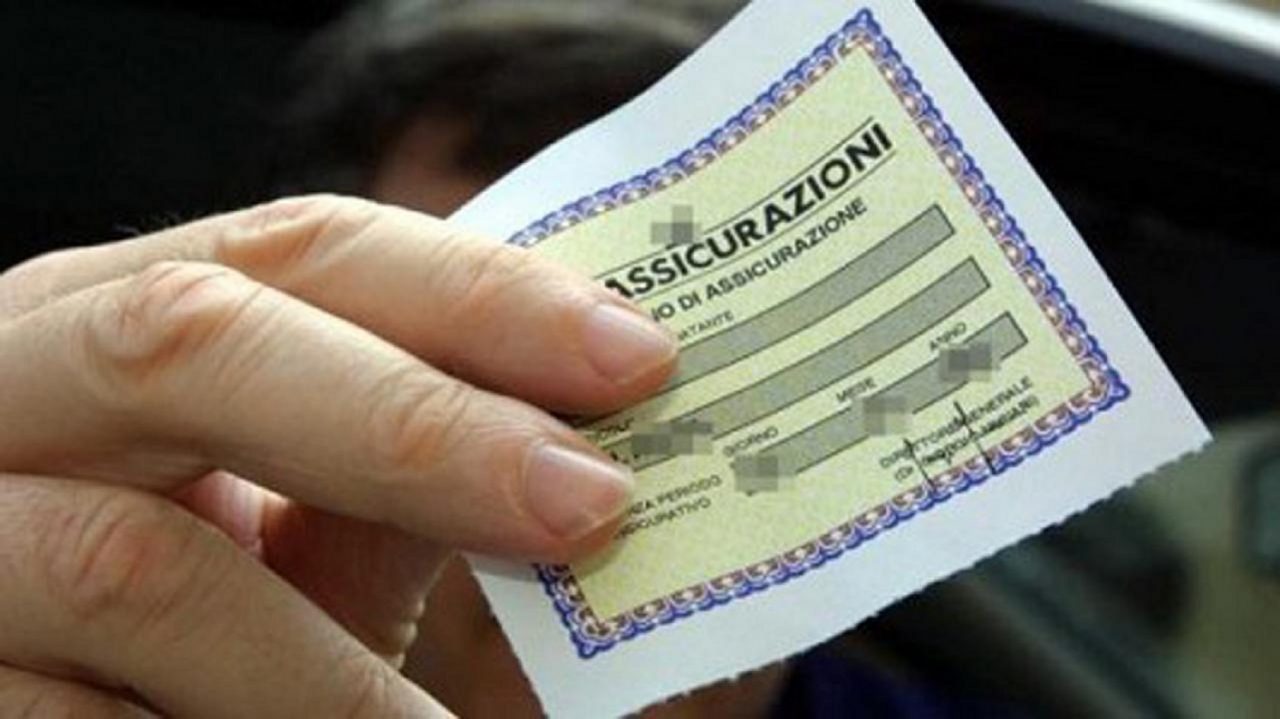 Stava per trasportare 51 studenti in gita, ma era senza assicurazione