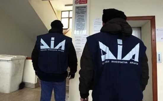 Amministratore di cooperativa accusato di estorsione e sfruttamento