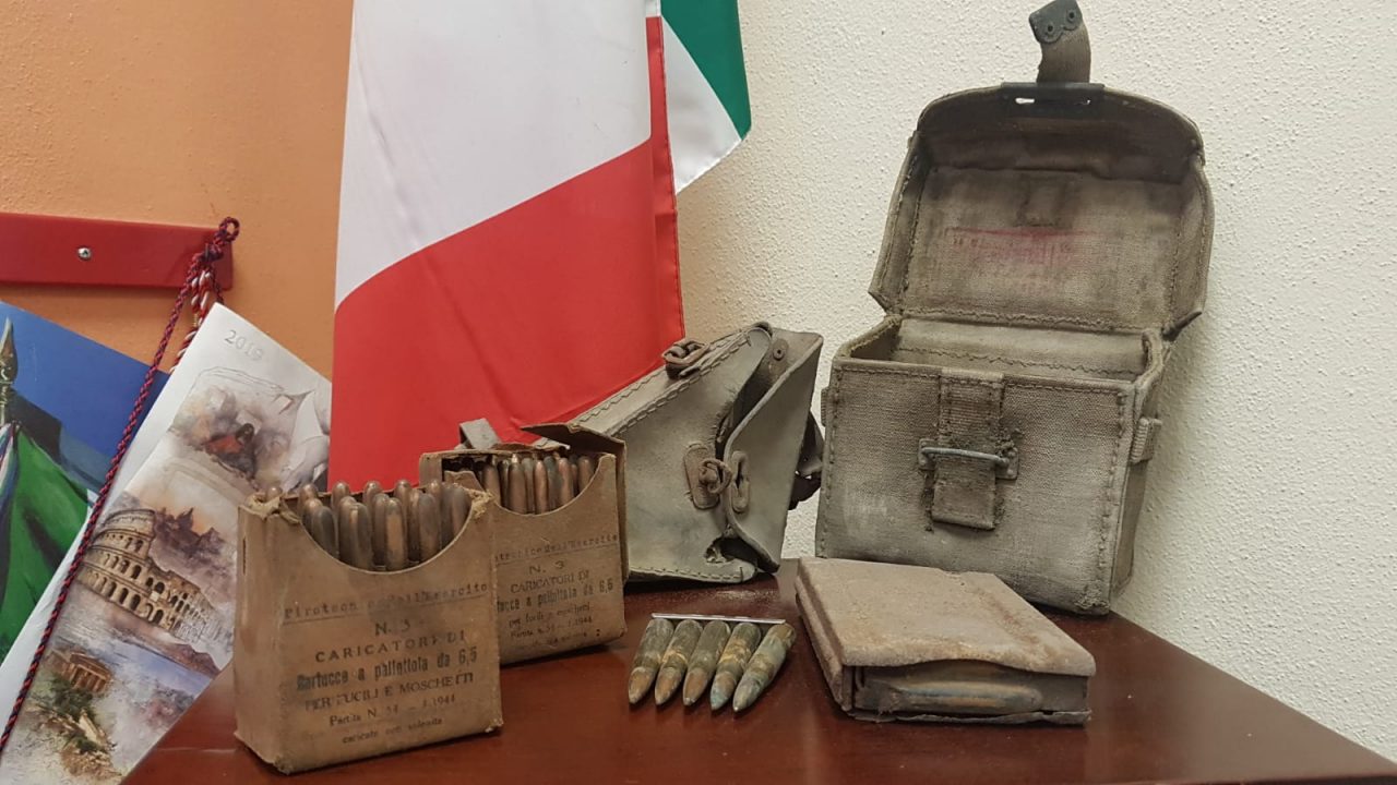 In una soffitta spuntano munizioni della Seconda guerra mondiale