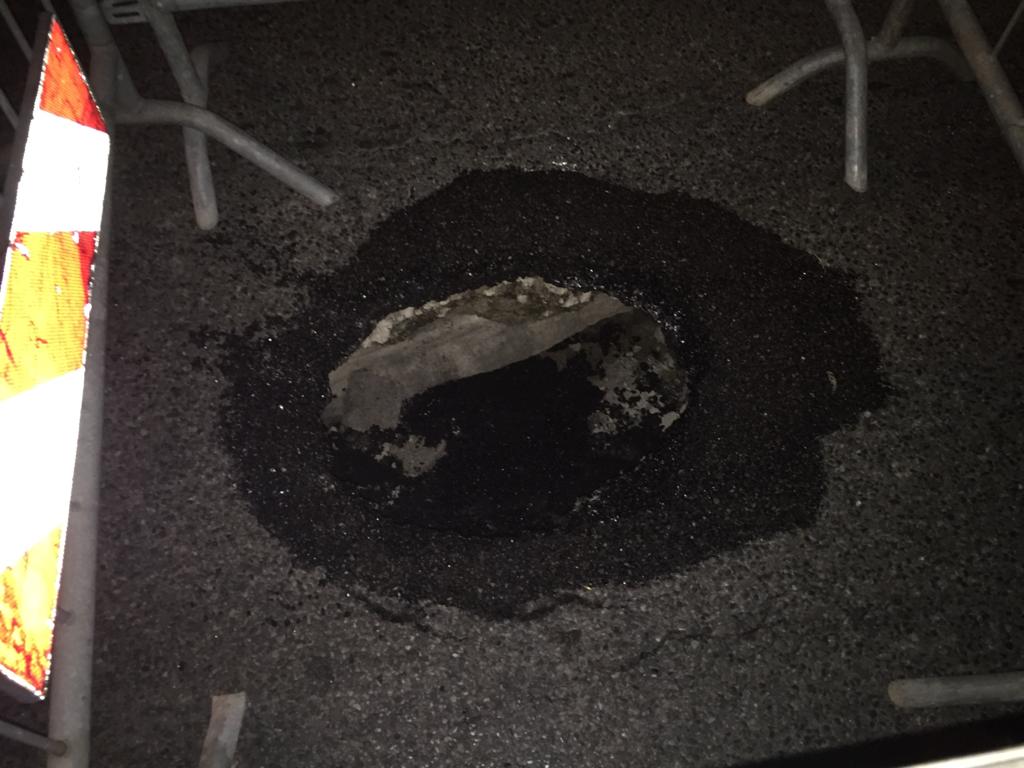 Voragine sulla strada, chiusa la Bergamina