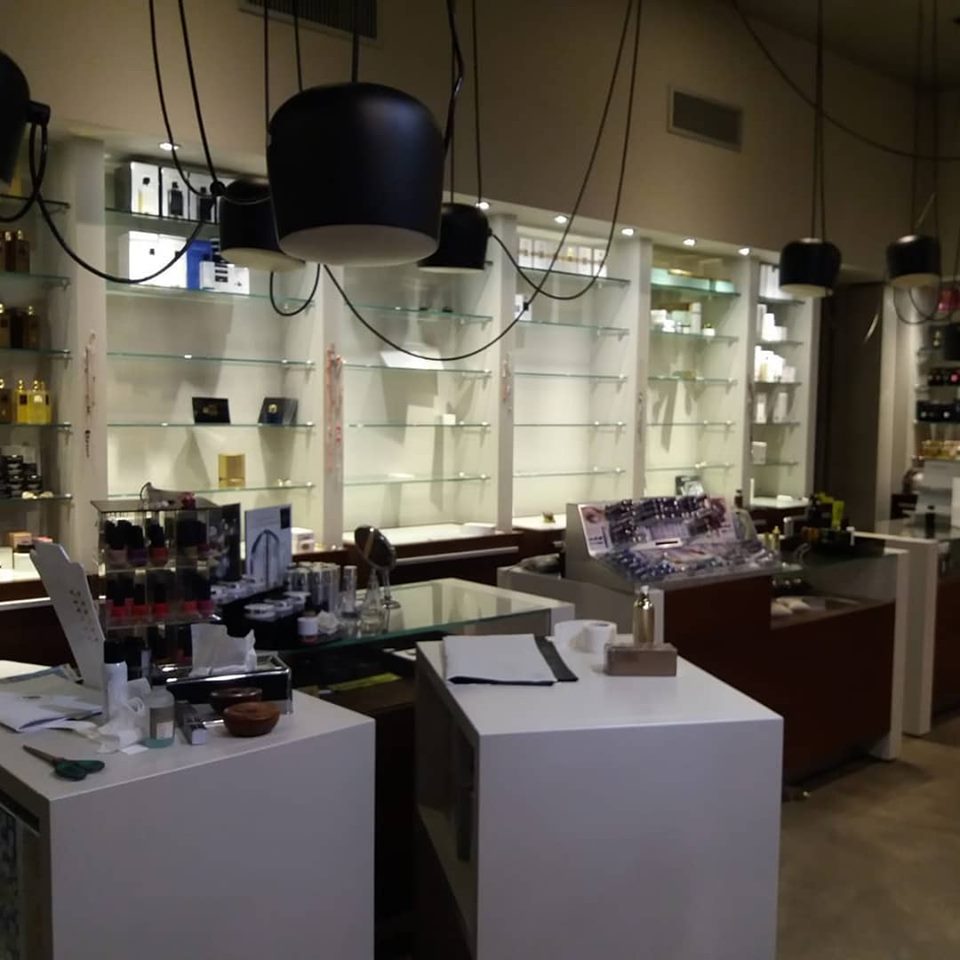 Colpo grosso in profumeria, spariti centinaia di profumi