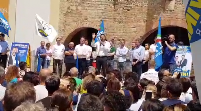 Matteo Salvini sul palco a Romano