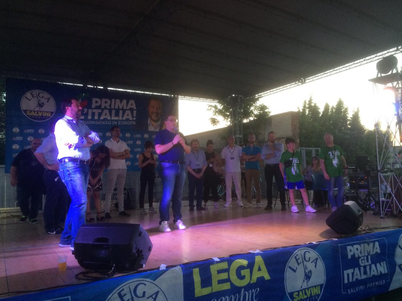 Bagno di folla (e di sudore) per Matteo Salvini a Treviglio: “Reti al confine con la Slovenia”  FOTO