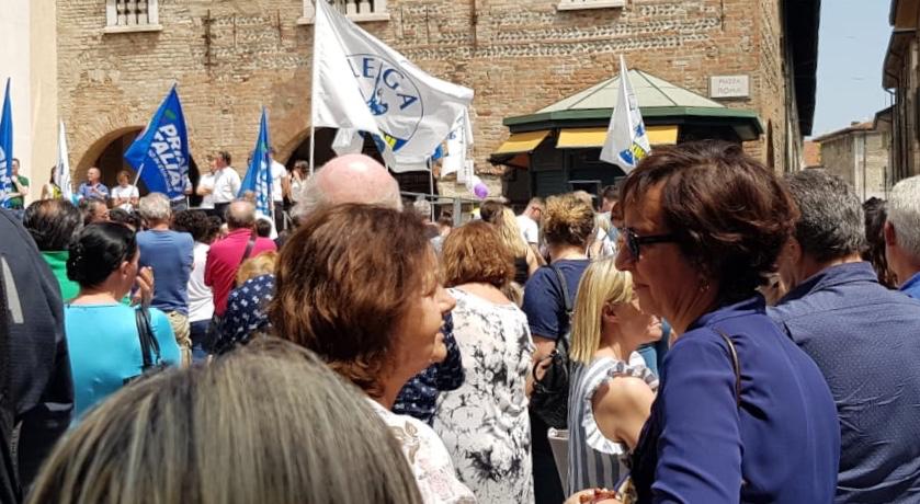 Salvini a Romano per lanciare Natali parla del tabaccaio di Ivrea VIDEO
