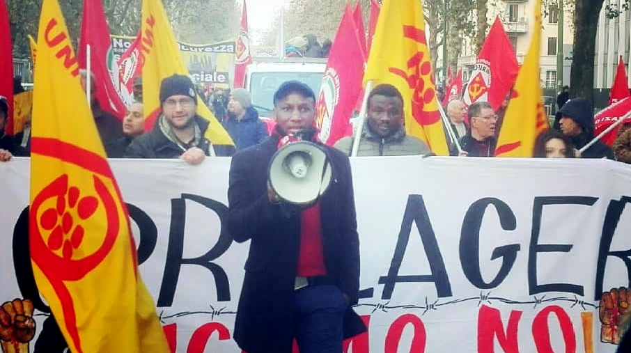 Il Comune sfratta un inquilino, scatta la protesta