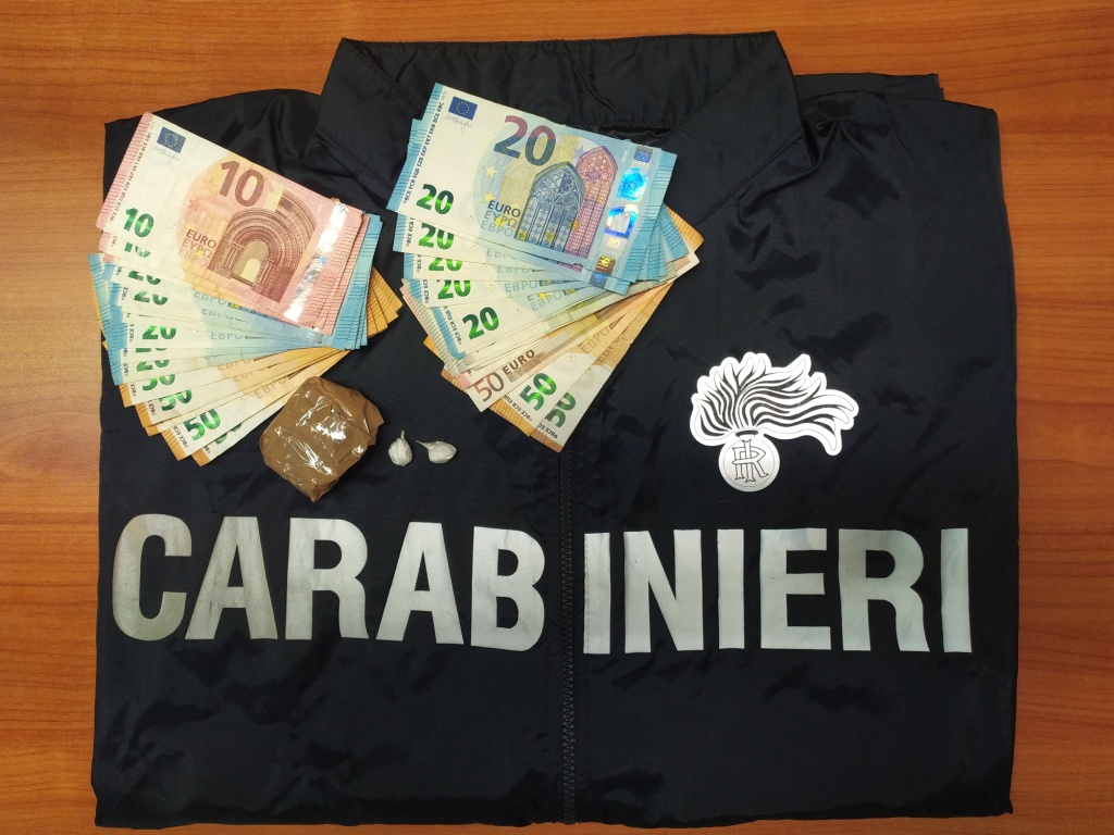 Spaccio di droga, un arresto e due denunciati