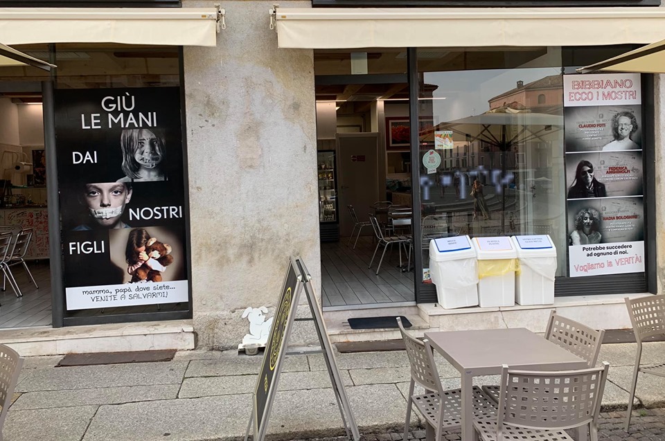I “Mostri di Bibbiano” sulle vetrine di una pizzeria di Cremona
