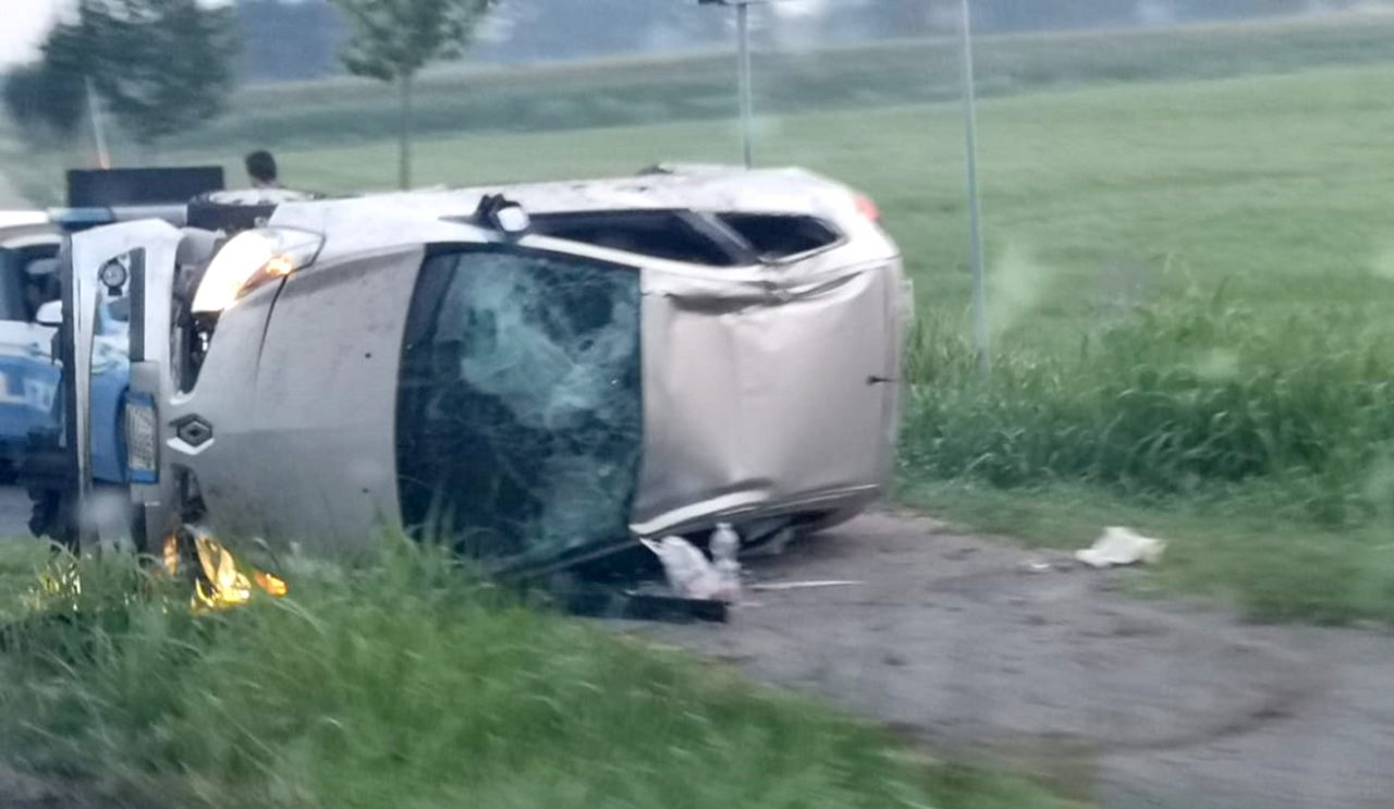 Auto ribaltata finisce sulla ciclabile
