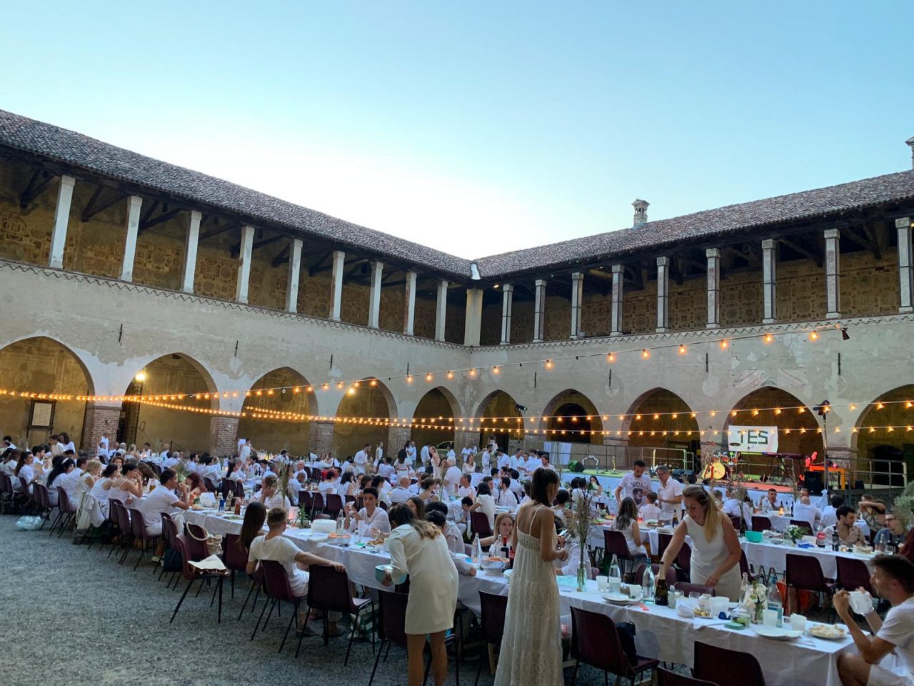 Folla alla cena in bianco della consulta dei Giovani di Pandino