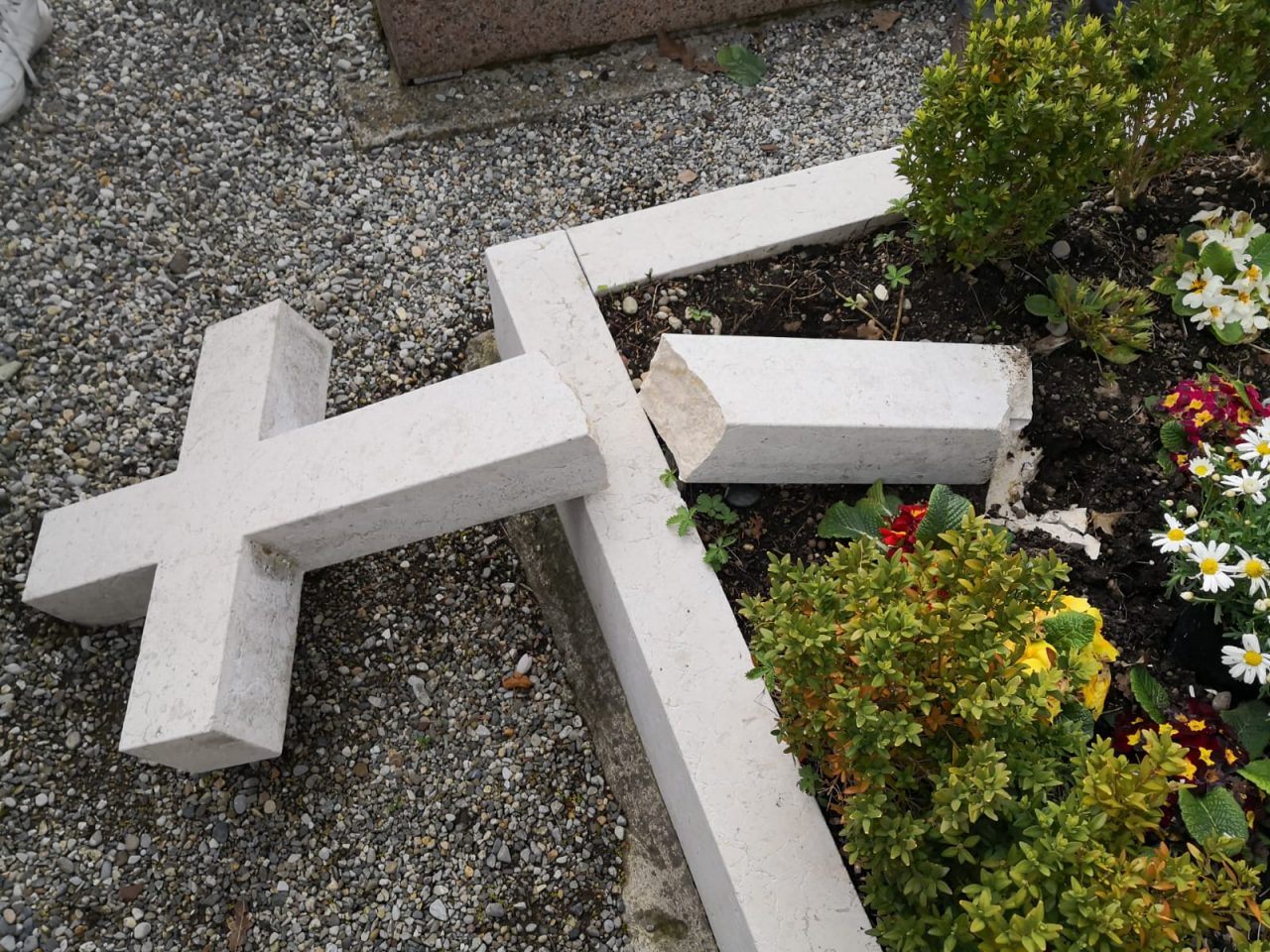 Gradella di Pandino, vandali al cimitero di uno dei “borghi più belli d’Italia”
