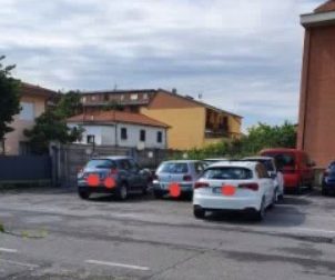 Parcheggio selvaggio, a Canonica la protesta corre sui social network