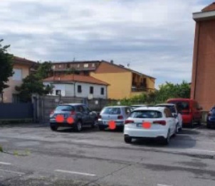Parcheggio selvaggio, a Canonica la protesta corre sui social network