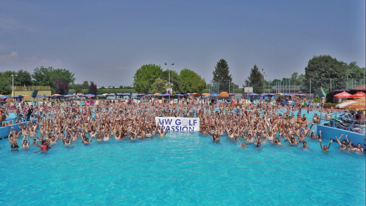 Volkswagen in piscina per il raduno annuale