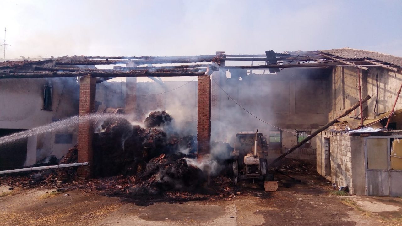 Incendio in cascina a Torre Pallavicina, danni ingenti ma nessun ferito FOTO